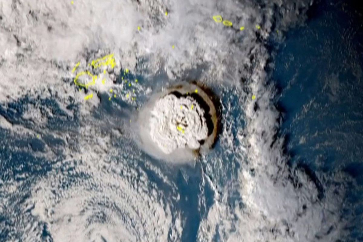 Cuplikan yang diambil dari rekaman satelit Himawari-8 Jepang dan dirilis oleh Institut Nasional Informasi dan Komunikasi (Jepang) pada 15 Januari 2022 menunjukkan letusan gunung berapi yang memicu tsunami di Tonga. - Letusannya begitu kuat hingga terdengar sebagai suara guntur yang keras di Fiji lebih dari 800 kilometer (500 mil) jauhnya.