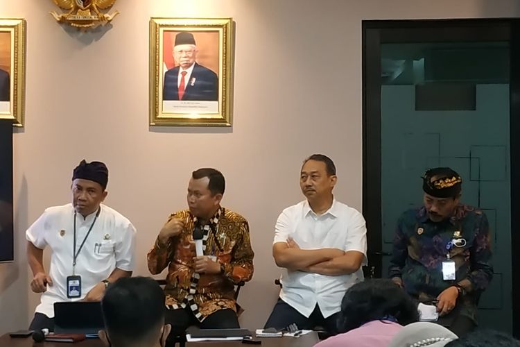 Direktur Angkutan Jalan Kementerian Perhubungan Suharto (kemeja batik) dalam diskusi di Persroom Kemenhub, Jakarta, Selasa (7/2/2023). Kemenhub ungkap pihak swasta masih enggan melirik bisnis angkutan darat perintis.