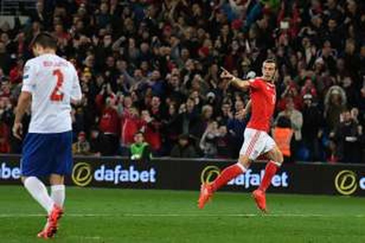 Gareth Bale merayakan gol Wales ke gawang Serbia pada kualifikasi Piala Dunia 2018 di Cardiff, Sabtu (12/11/2016). 