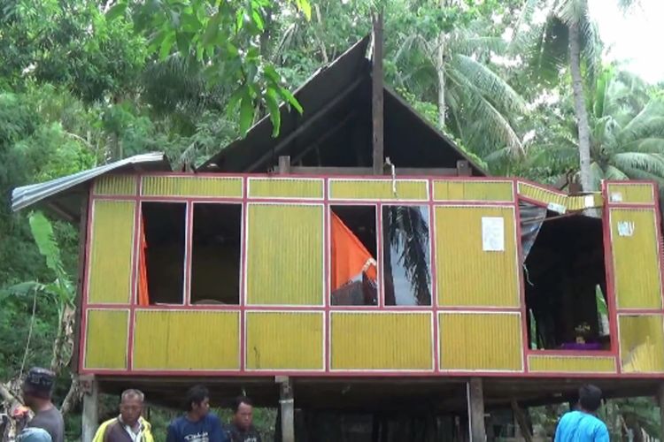 Rumah Lansia Tertimpa Pohon Tumbang, Pemiliknya Diselamtakan Warga Lewat Jendela