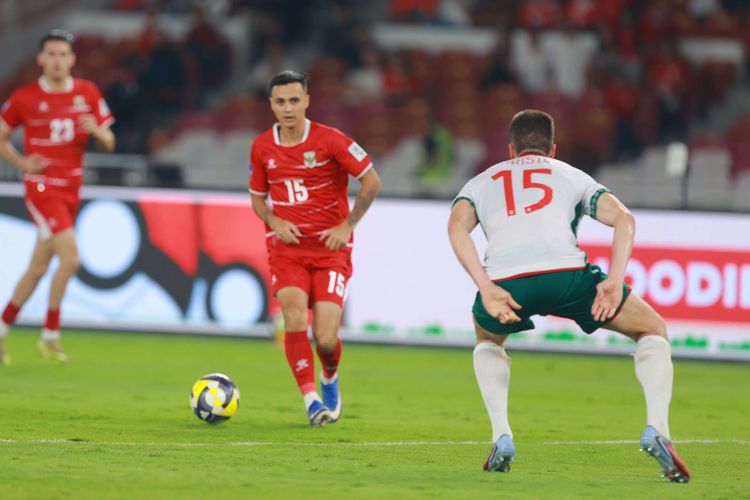 Pemain Timnas Indonesia Eliano Reijnders diabayangi pemain Bulgaria Hristov Petko pada laga Final FIFA Series 2026 antara Indonesia vs Bulgaria di Stadion Gelora Bung Karno, Jakarta, Senin (30/3/2026). Bulgaria menang 1-0 atas Indonesia.