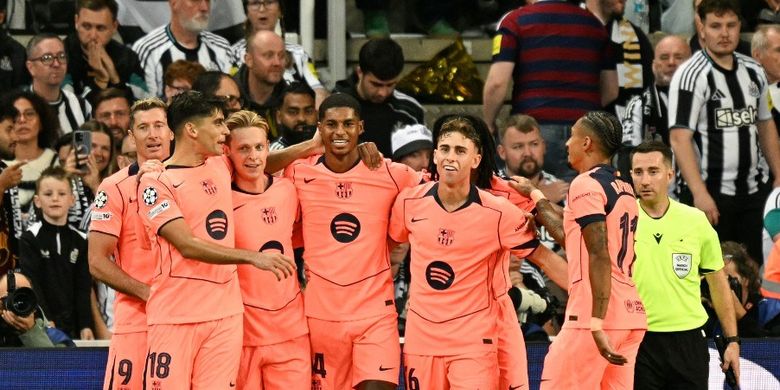 Para pemain Barcelona berkumpul merayakan gol Marcus Rashford pada laga Liga Champions kontra Newcastle United pada Jumat (19/9/2025) dini hari WIB. Pertandingan Newcastle United vs Barcelona bergulir di Stadion St James' Park, Newcastle.
