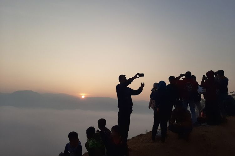 Suasana di obyek wisata negeri di atas awan Gunung Luhur pada Minggu (22/9/2019). Sejak viral di media sosial Gunung Luhur di Desa Citorek Kidul, Kecamatan Cibeber, Kabupaten Lebak, Banten dipadati pengunjung hingga mencapai rekor 30 ribu wisatawan.