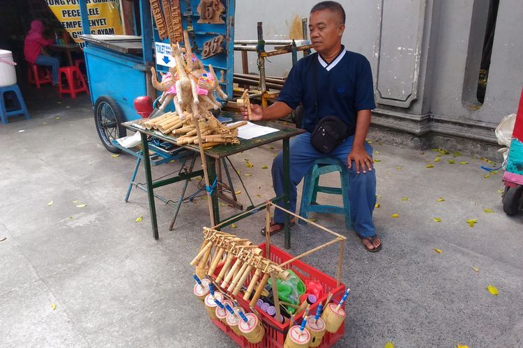 Slamet (50), penjual mainan tradisional di Jalan Malioboro, Kota Yogyakarta, Selasa (16/5/2017)