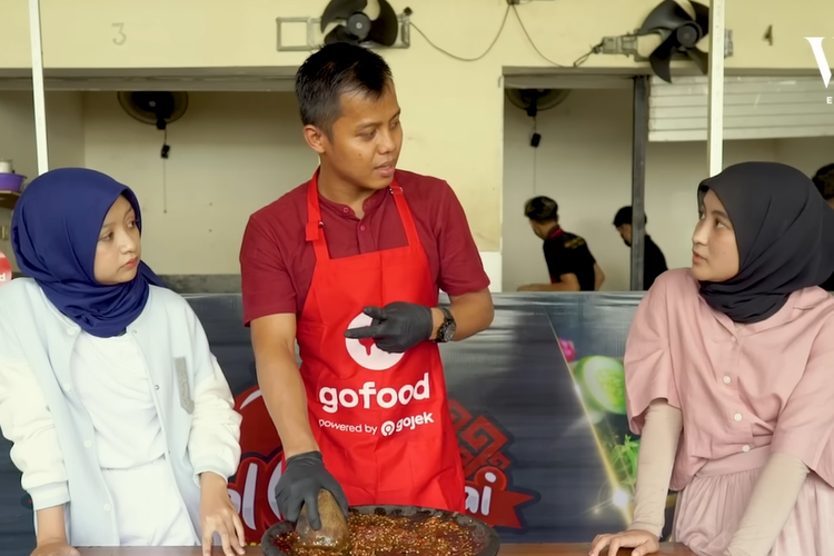 Arafah dan Halda bersama Gianto, pemilik usaha Pecel Lele Sambal Rampai.