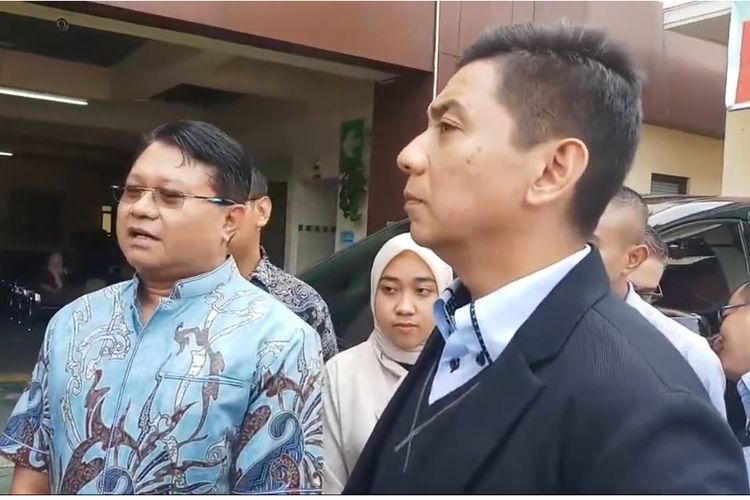 Kuasa hukum Virgoun, Wijayano Hadisukrisno (kiri) dan Sandy Arifin, mencabut permohonan talak cerai terhadap Inara Rusli di Pengadilan Agama Jakarta Barat, Rabu (17/5/2023).