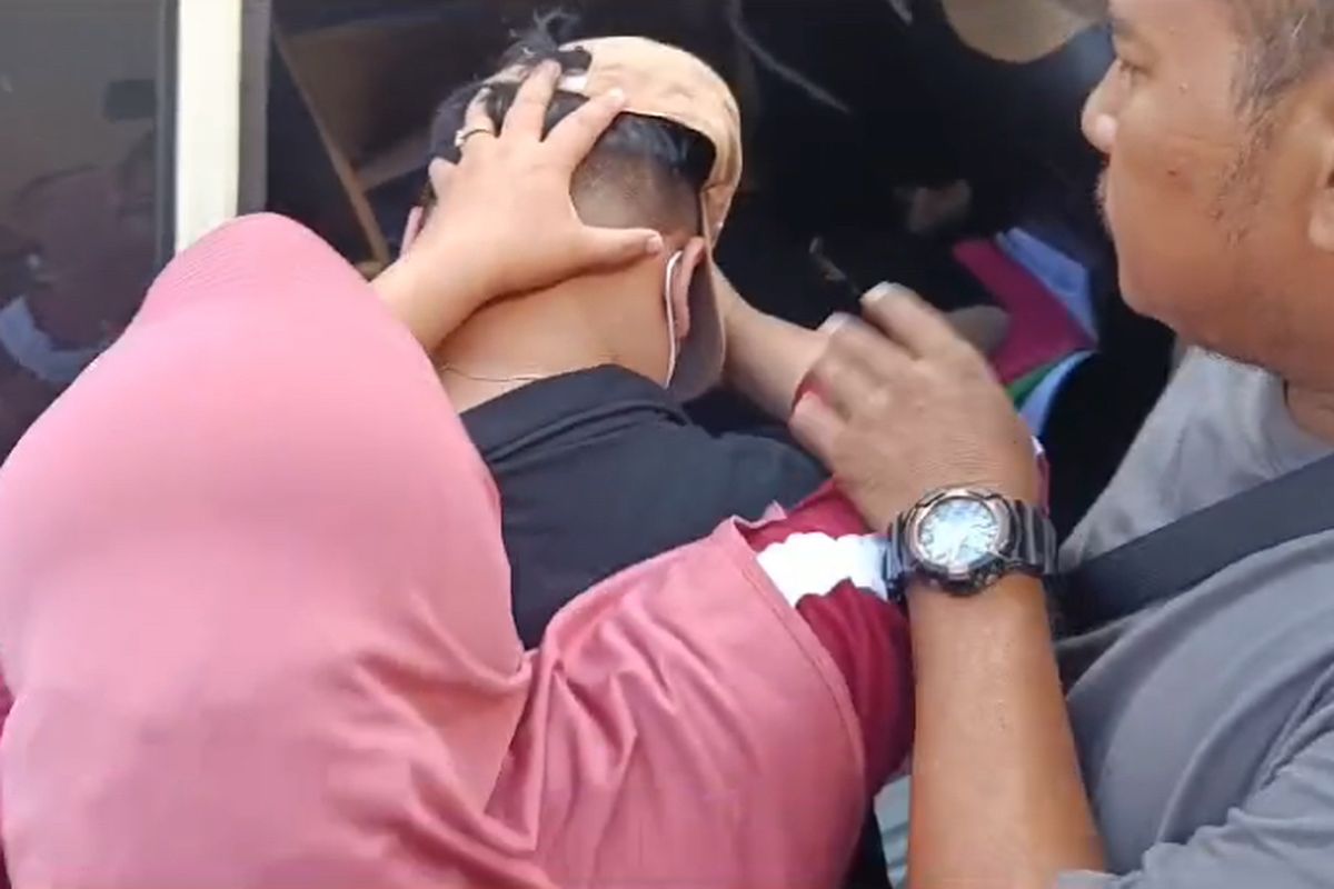 Pelaku pembunuhan kakak kandung saat digelandang polisi, Kamis (1/8/2024).