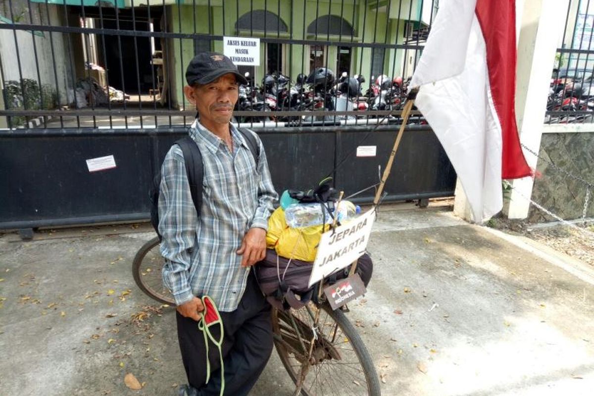 Harjoko (47) mengayuh sepeda dari Jepara, Jawa Tengah untuk menemui Ketua IDI dan Menteri Kesehatan di Jakarta.