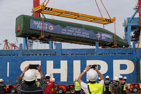 BERITA FOTO: Tiba di Indonesia, Kereta Cepat Jakarta-Bandung Diturunkan di Tanjung Priok