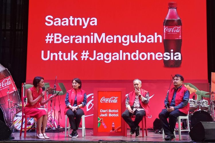 Acara peluncuran kemasan botol 100 persen rPET Coca-Cola Indonesia di Gandaria City, Jumat (16/6/2023).