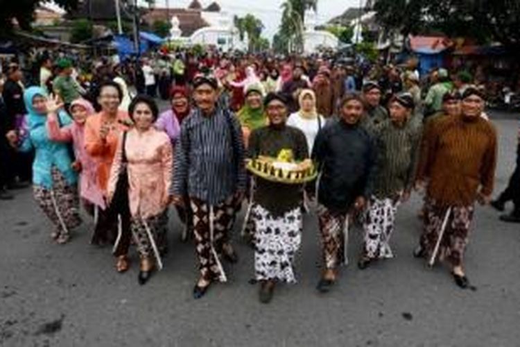 Perwakilan dari berbagai daerah mengikuti Kirab Budaya Pisowanan Agung Jogja Gumregah di Pagelaran Keraton Yogyakarta, Kota Yogyakarta, Sabtu (7/3). Kirab budaya tersebut merupakan peringatan Jumenengan Ke-26 Sri Sultan Hamengkubuwono X. Perdebatan tentang jenis kelamin calon gubernur DIY berimbas pada polemik ihwal suksesi di Keraton Yogyakarta.