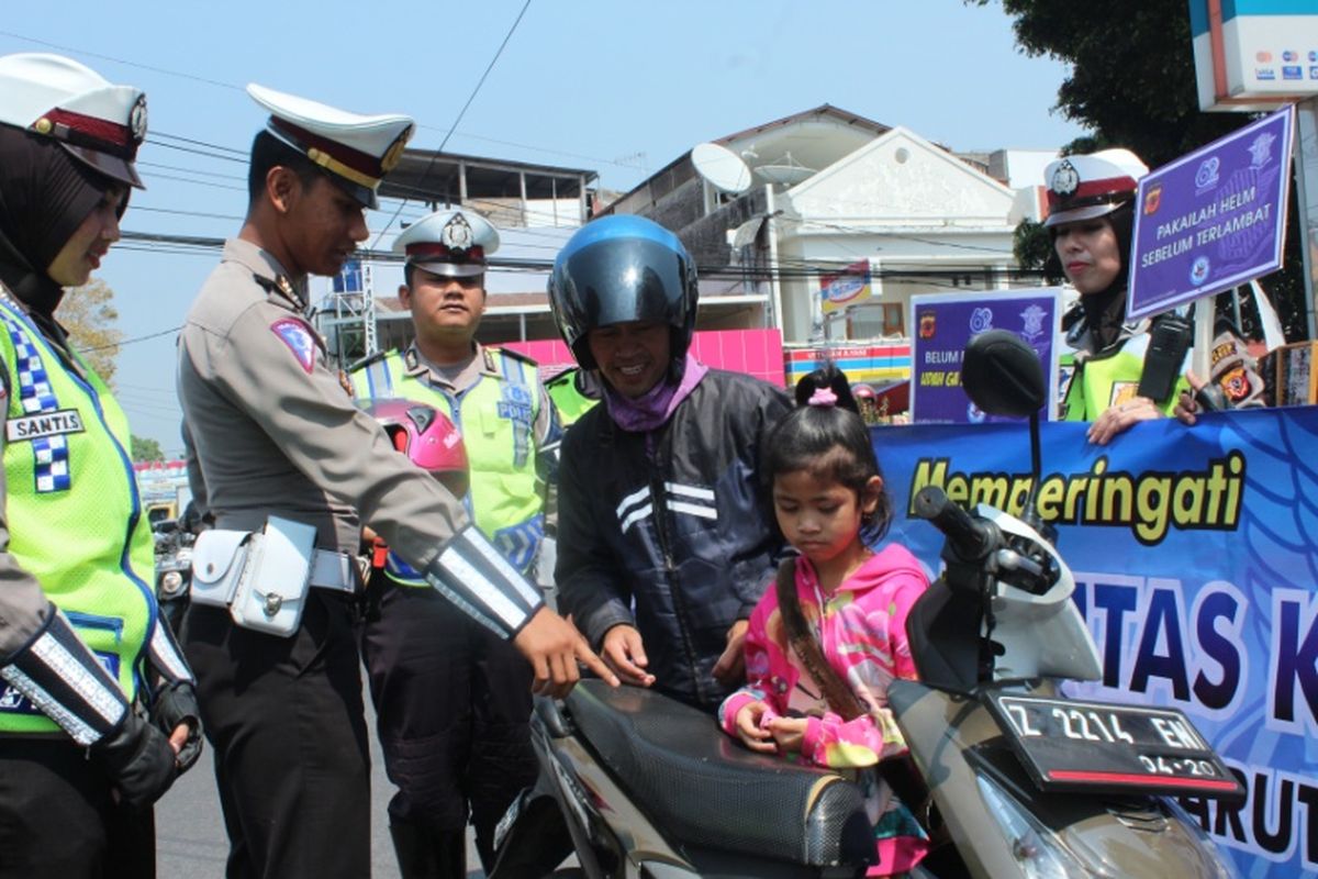 KBO Satlantas Polres Garut Iptu Tejo Reno saat menghentikan sepeda motor yang membawa anak kecil tanpa helm di jalan Ahmad Yani Garut Kota