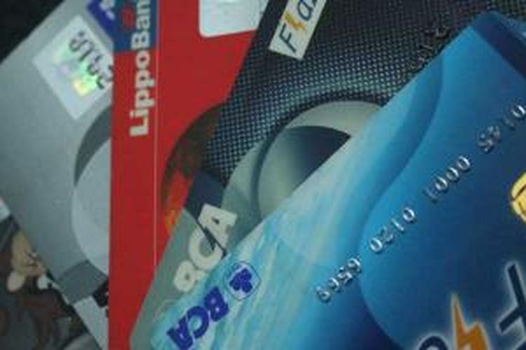 Kartu kredit dan kartu ATM.