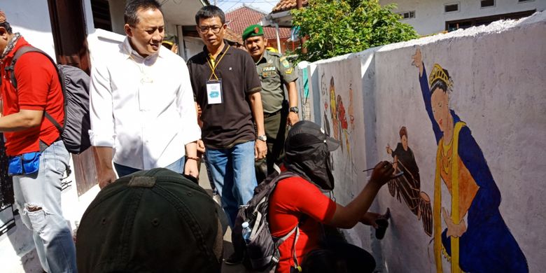 Kunjungan Kepala Bekraf, Triawan Munaf ke Pulo Geulis, Bogor, Jawa Barat, dalam acara memperindah destinasi wisata tersebut jadi wisata mural Pulo Geulis, Bogor, Minggu (18/3/2018).