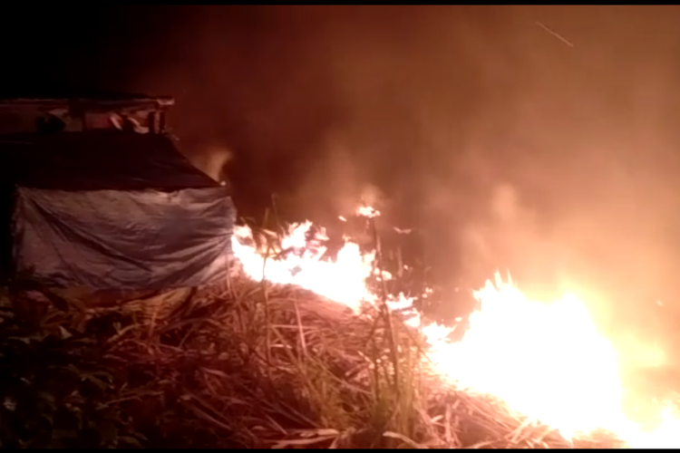 Sebuah warung milik warga di Magetan yang ikut ludes terbakar.