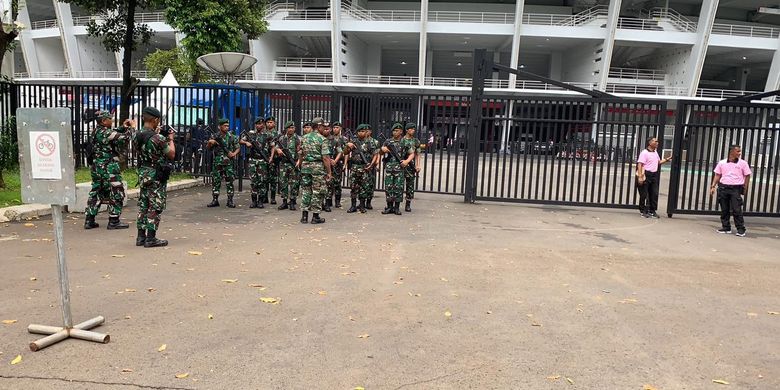 Sejumlah pasukan TNI tampak bersiaga di Stadion Gelora Bung Karno Senayan Jakarta, tempat berlangsungnya pertandingan Indonesia vs Kamboja dalam penyisihan Grup A Piala AFF 2022, Jumat (23/12/2022).