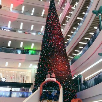 Pohon natal di Plaza Indonesia.