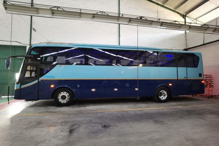 Bus karyawan PR Sukun buatan Adiputro
