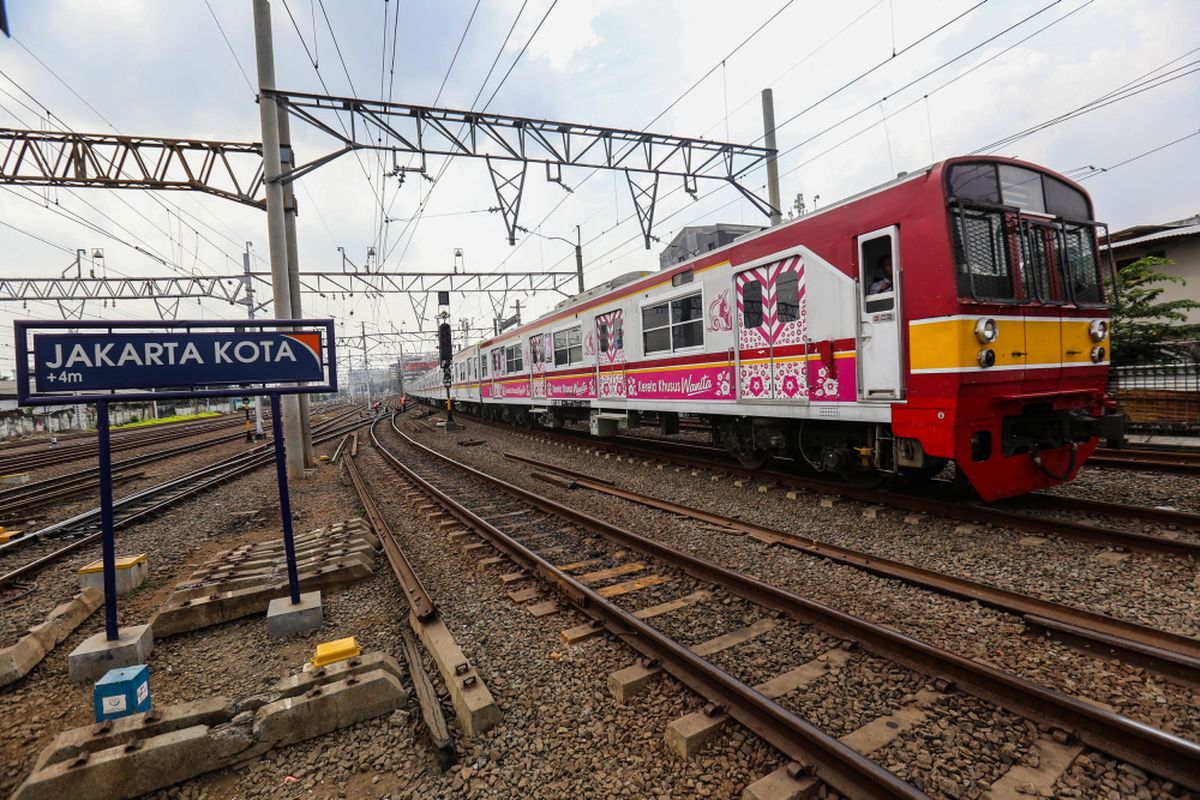 Kereta rel listrik (KRL) memasuki Stasiun Jakarta Kota di Jakarta Barat, Kamis (7/9/2017). Jumlah penumpang yang naik dan turun di Stasiun Jakarta Kota mencapai 90.000 orang pada hari libur.