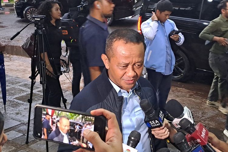 Menteri Investasi Bahlil Lahadalia mendatangi rumah Prabowo Subianto jelang debat cawapres kedua di Jalan Kertanegara, Jakarta Selatan, Minggu (21/1/2024). 