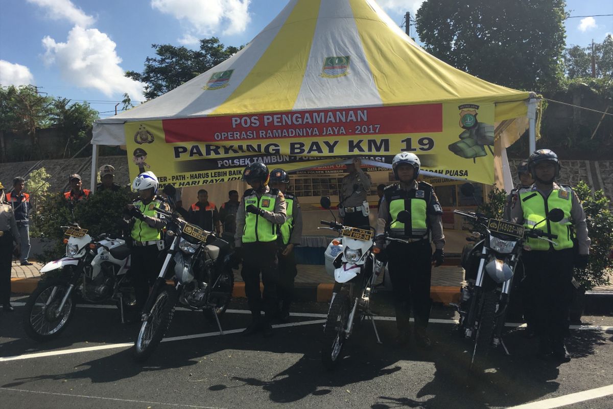 Layanan satgas lancar jaya Polres Metro Bekasi di parking bay 18 A Tol Jakarta-Cikampek, Jumat (16/5/2017). 