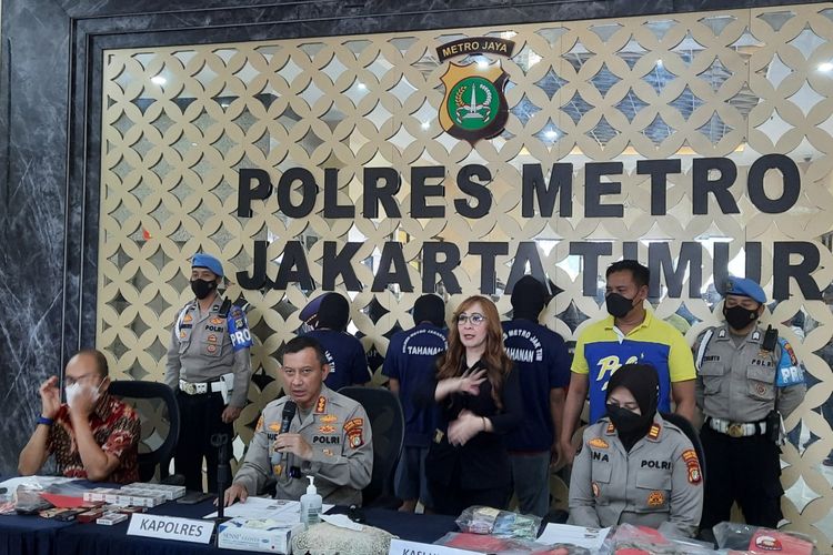 Tiga pencuri spesialis minimarket berinisial S (38), KM (47), dan M (47) ditangkap usai 11 kali membobol di wilayah Jakarta Timur dan Jakarta Selatan. Konpers dilaksanakan di Mapolres Jakarta Timur, Jumat (9/9/2022).