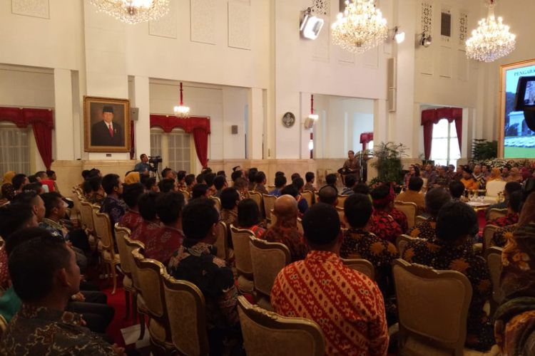 Presiden Jokowi saat memberi pengarahan dalam rangka Jambore pendamping PKH Tahun 2018, di Istana Negara, Jakarta, Kamis (13/12/2018). 