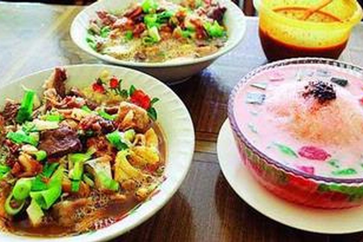 Sajian soto bancar di warung soto Hj Misdar, Kabupaten Purbalingga, Jawa Tengah, tersaji dengan es durian.