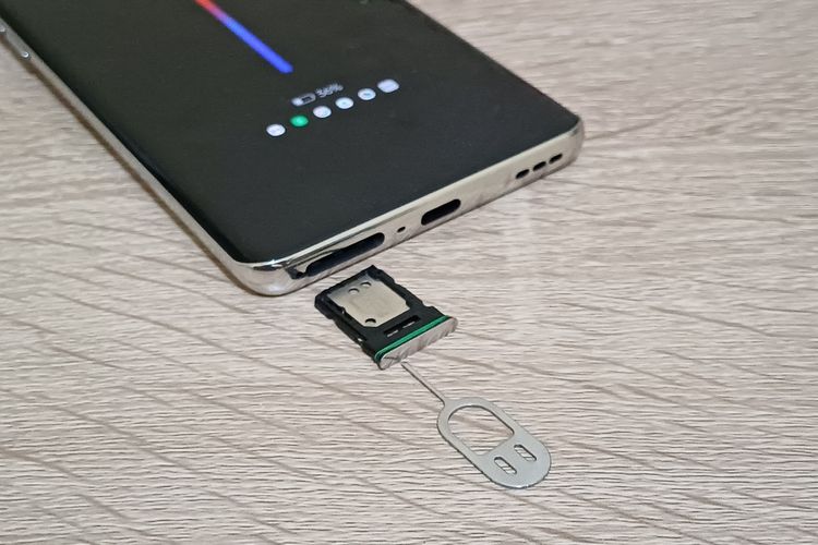 Bingkai bagian bawah Oppo Reno8 T 5G. Pada bagian bawah perangkat, terdapat lubang speaker, konektor USB-C, lubang mikrofon, dan laci kartu SIM yang hanya mampu menampung dua kartu SIM saja. Artinya, ponsel ini tidak bisa dipasangi dengan kartu memori microSD. 


