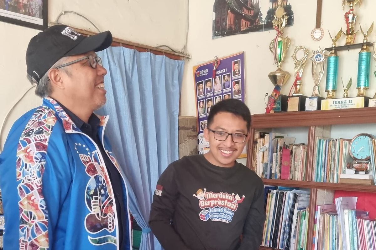 Rektor ITB Prof Tatacipta Dirgantara saat menemui Nauli Al Ghifari di Bukittinggi, Sumatera Barat, (7/6/2025). Nauli merupakan pelajar asal Sumbar yang lolos seleksi mahasiswa di ITB.