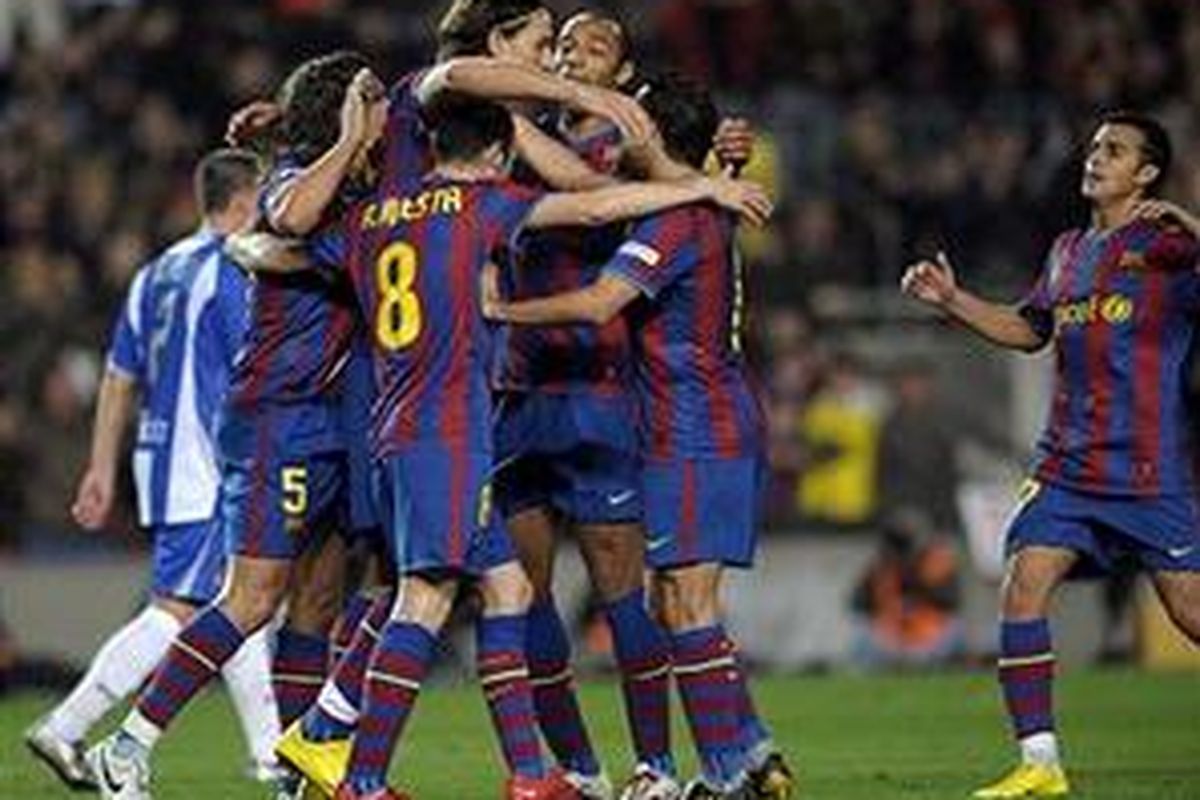 Zlatan Ibrahimovic mendapat sambutan dari rekan-rekannya setelah mencetak gol ke gawang Espanyol melalui tendangan penalti.