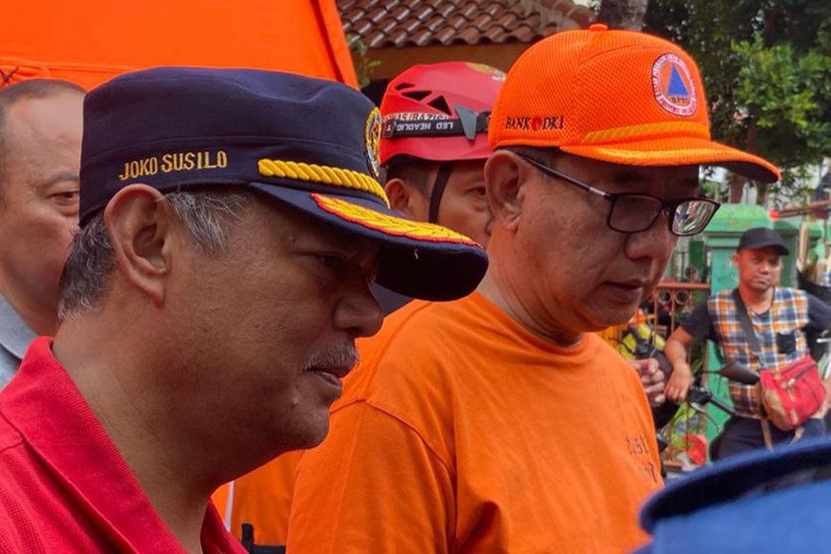 Pelaksana Tugas (Plt) Camat Tambora, Agus Sulaeman (kanan), saat mengunjungi area pengungsian warga terdampak kebakaran di wilayah Tambora, Jakarta Barat, di SDN Duri Utara 04, Minggu (9/7/2023). 