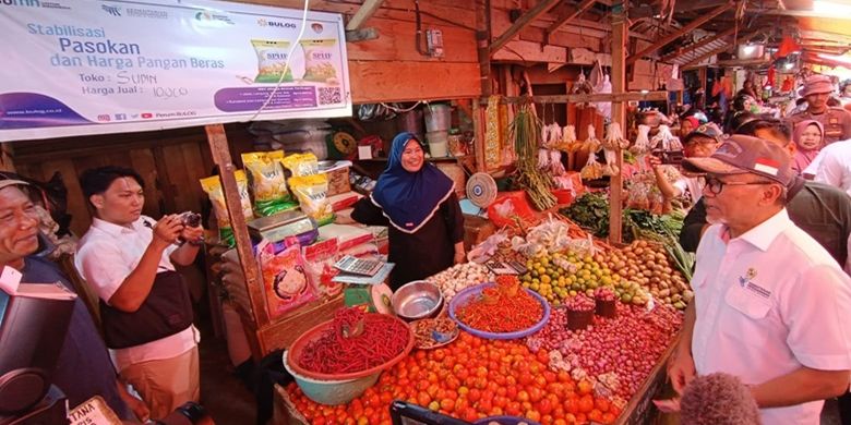 Menteri Perdagangan Zulkifli Hasan memantau harga beras Bulog di Pasar Pasar Simpong, Kecamatan Luwuk, Kabupaten Banggai, Sulawesi Tengah, Selasa (13/2/2024).
