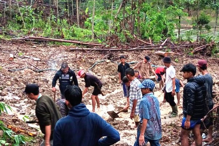 Warga berupaya membersihkan material longsor yang menutup badan jalan di Desa Sirnasari, Kecamatan Leles, Cianjur. Tebing setinggi 3 meter longsor dampak gempa M5.1 Sukabumi, Selasa (6/6/2023) siang,