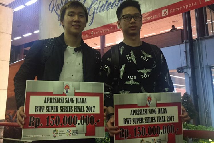 Pasangan ganda putra Indonesia, Marcus Fernaldi Gideon dan Kevin Sanjaya Sukamuljo, berpose di Bandara Soekarno-Hatta, Cengkareng, Tangerang, Senin (18/12/2017).