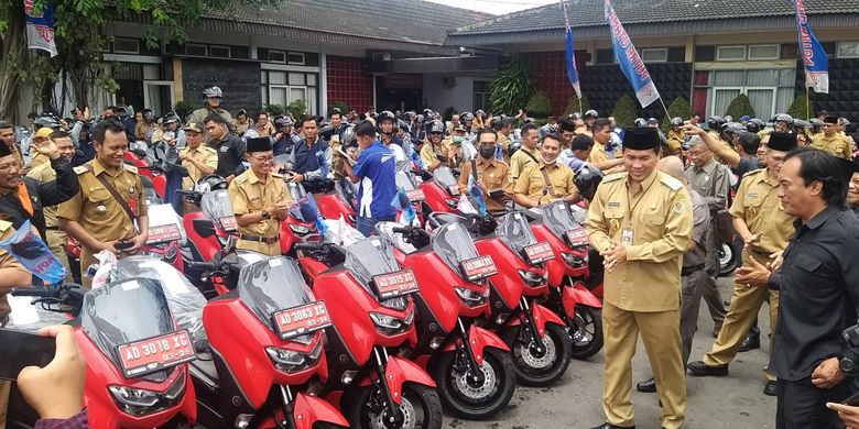 Bupati Wonogiri Joko Sutopo menyerahkan langsung 295 sepeda motor baru untuk kendaraan dinas bagi seluruh kepala desa (kades) dan lurah di Kabupaten Wonogiri, Jawa Tengah (Jateng), Senin (3/4/2023)
