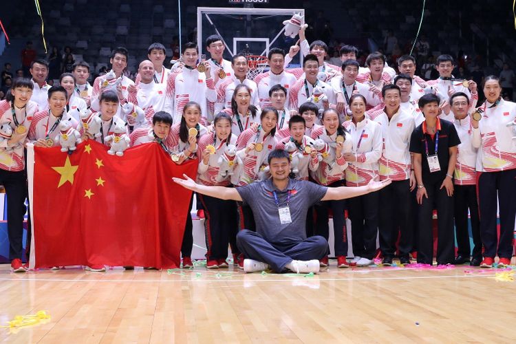 Legenda Basket Cina Yao Ming bersama Tim Basket Putra dan Putri Cina mengangkat medali emas Asian Games ke 18 di Hall Istora Senayan, Jakarta, Sabtu (1/9/2018).  