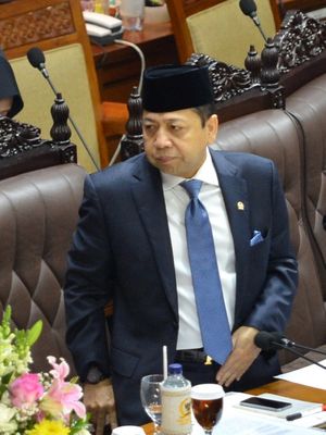 Ketua DPR Setya Novanto meninggalkan ruangan ketika skors Rapat Paripurna ke-9 di Kompleks Parlemen Senayan, Jakarta, Selasa (24/10/2017). Rapat tersebut membahas tentang pengesahan RUU Ormas serta pengesahan RUU tentang protokol perubahan persetujuan marrakesh mengenai pembentukan organisasi perdagangan dunia. 