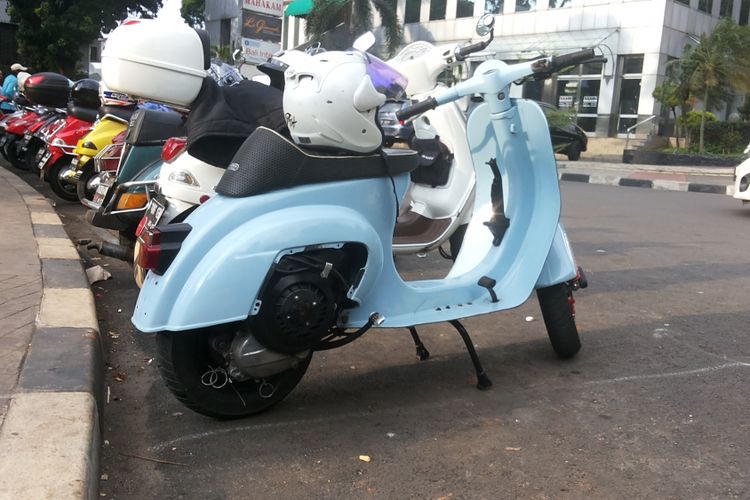 Vespa generasi lawas tipe Special 90 atau biasa juga disebut dengan Vespa Darling.