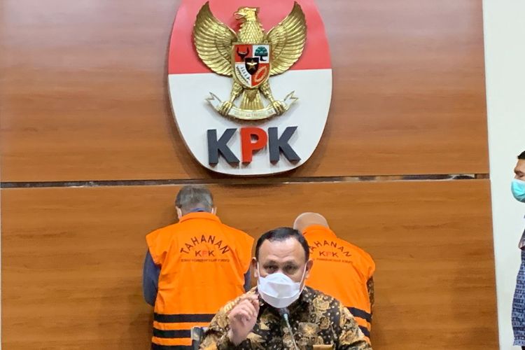 Ketua KPK Firli Bahuri dalam konferensi pers penahanan Wali Kota Banjar periode 2003-2008 dan 2008-2013 Herman Sutrisno di Gedung Merah Putih KPK, Jakarta, Kamis (23/12/2021).