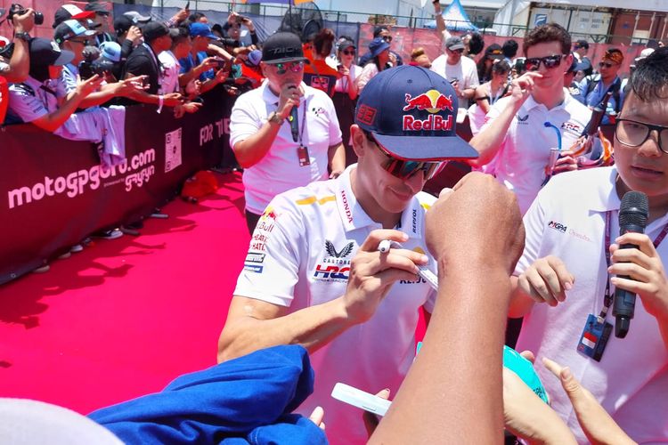 Pebalap MotoGP Marc Marquez saat menyapa penggemar dalam MotoGP Hero Walk di Sirkuit Mandalika, Lombok, Nusa Tenggara Barat, Minggu (15/10/2023).