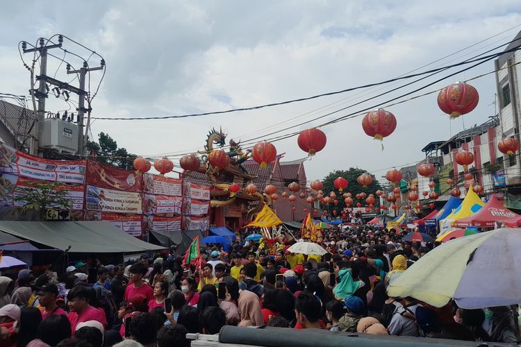 Ribuan masyarakat memadati Jalan Tuparev, Kertabumi, hingga Dewi Sartika, Karawang, Jawa Barat, Minggu (5/2/2023).