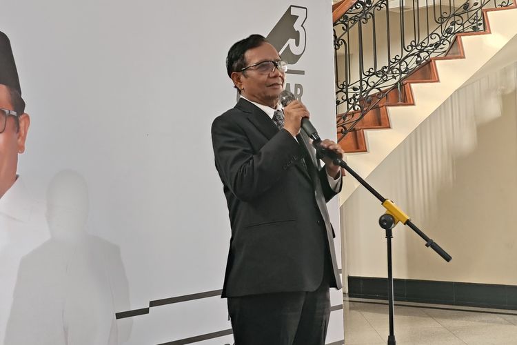 Calon wakil presiden nomor urut 3 Mahfud MD di Posko Teuku Umar Nomor 9, Jakarta, Senin (22/4/2024) pasca putusan MK mengenai sengketa Pilpres 2024.
