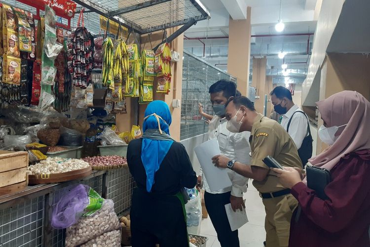 Petugas TPID Solo melakukan pemantauan harga minyak goreng di Pasar Legi Solo, Jawa Tengah, Senin (7/2/2022).