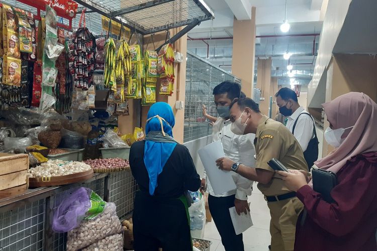 Petugas TPID Solo melakukan pemantauan harga minyak goreng di Pasar Legi Solo, Jawa Tengah, Senin (7/2/2022).