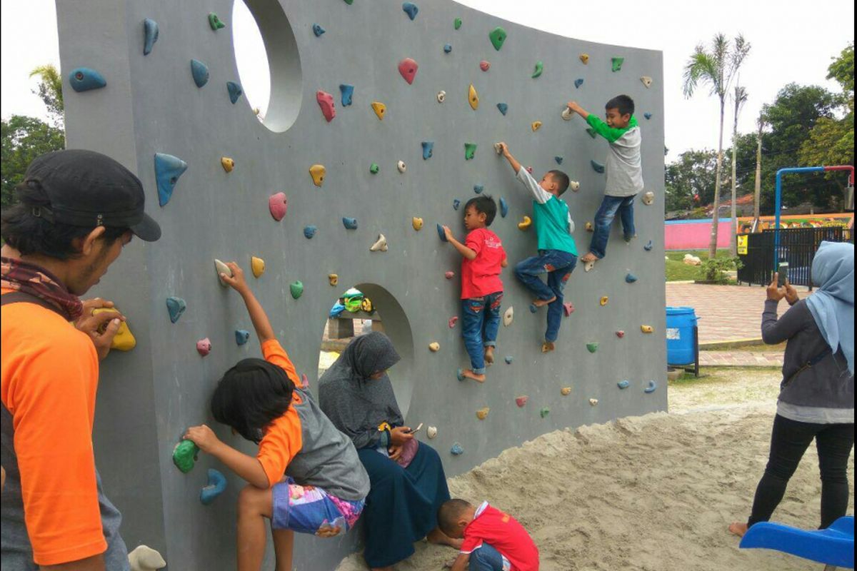 Anak-anak asik bermain panjat tebing di Taman Pemuda Pratama, Beji, Depok, Selasa (27/2/2018).