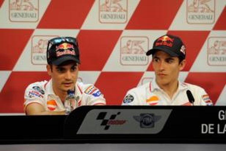 Pebalap Repsol Honda asal Spanyol, Dani Pedrosa berbicara pada media dalam konferensi pers jelang GP Valencia, bersama rekan satu timnya, Marc Marquez, Kamis (7/11/2013).