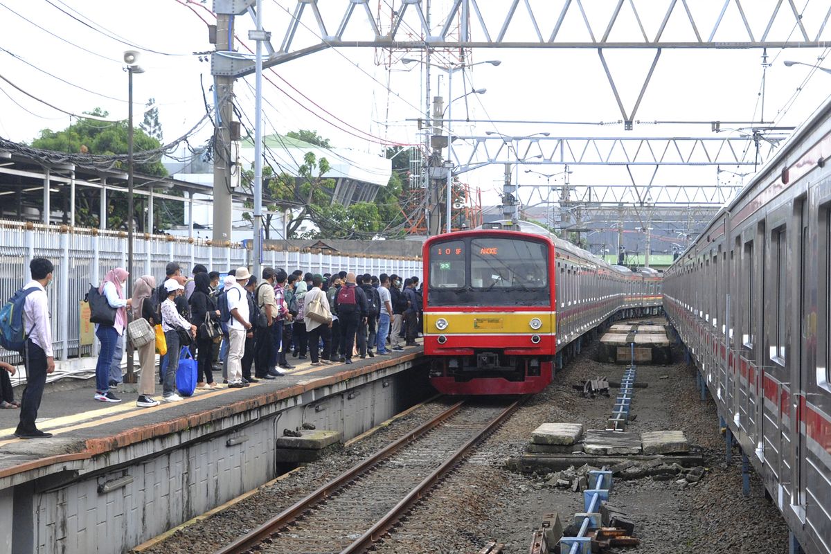 Jumlah penumpang KRL Jabodetabek tembus 18.9 Juta orang pada Juli 2022.