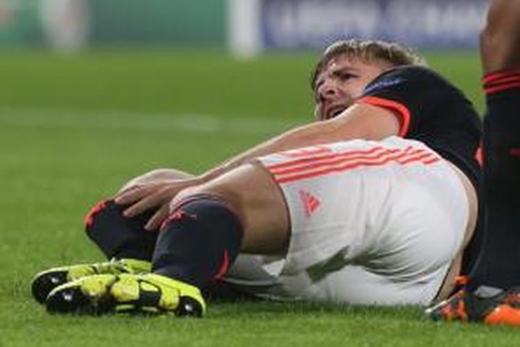 Pemain belakang Manchester United, Luke Shaw, mengalami cedera setelah menerima tekel keras dari bek PSV Eindhoven, Hector Moreno.