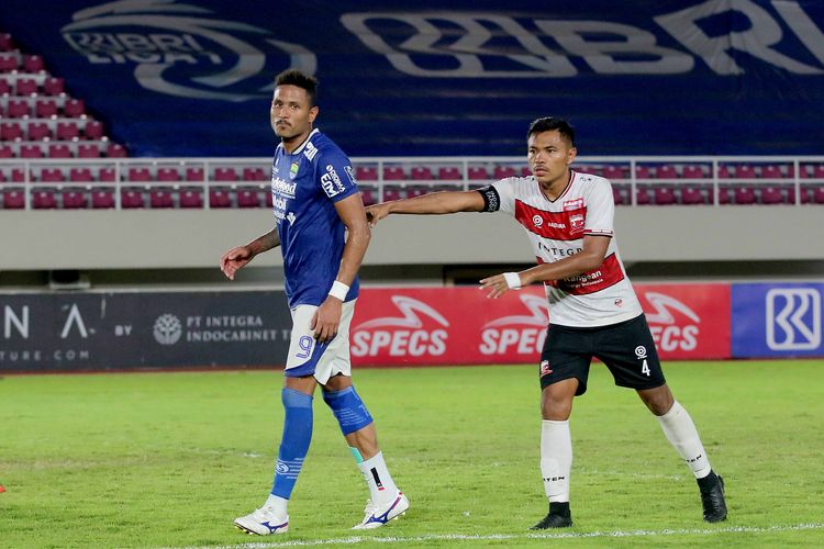 Pemain Madura United Asep Berlian mendorong keluar lapangan striker asing Persib Bandung Wander Luiz karman pergantian pemain saat pertandingan pada pekan 15 Liga 1 2021-2022 yang berakhir dengan skor 0-1 di Stadion Manahan Surakarta, Sabtu (4/12/2021) malam.